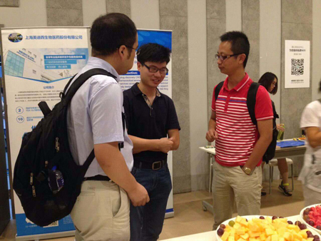 玩彩网CMC部分副主任黄冲和参会职员交流