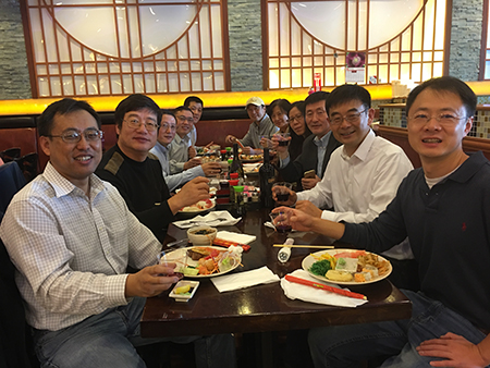 汪俊博士（右3）和专家们介绍玩彩网的最新海内大事记