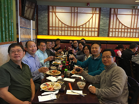 下届SAPA会长刘建博士（左），，，，玩彩网新泽西客户总监王建锋博士（右5）等专家碰杯庆佳节