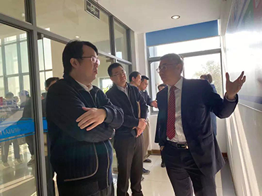 管小军副区长一行先来到生物剖析实验室旅行