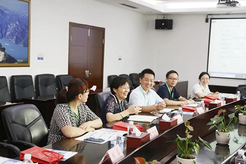 宜昌人福药业副总裁、总工程师李莉娥，，产品开发中心主任吕金良，，副主任吴有斌、曲龙妹等