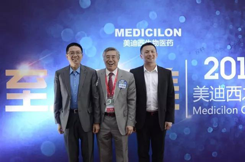 加入晚宴的嘉宾们在游船前留影